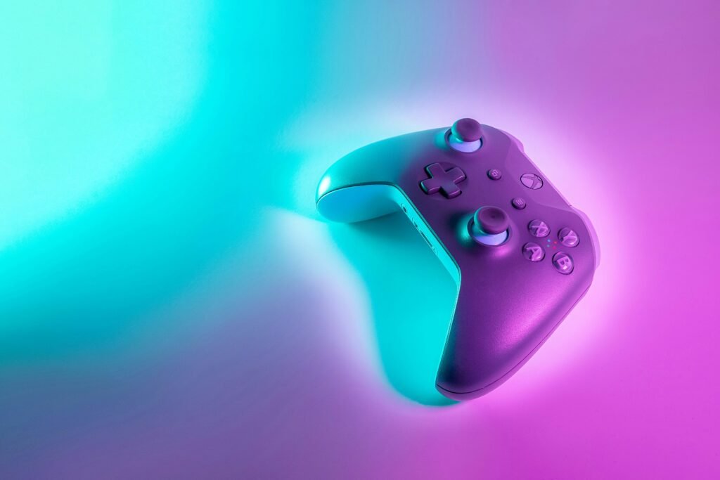 Control de videojuegos inalámbrico iluminado con luz de neón cian y magenta