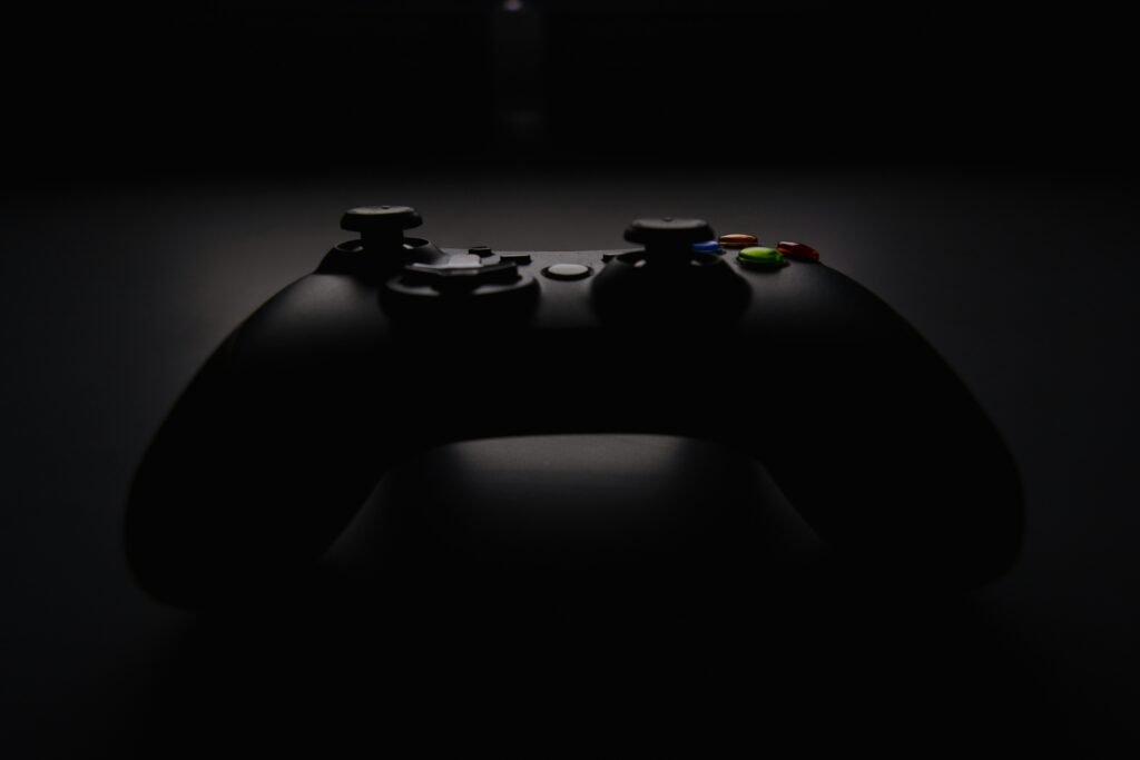 Control de videojuegos negro fotografiado con enfoque superficial