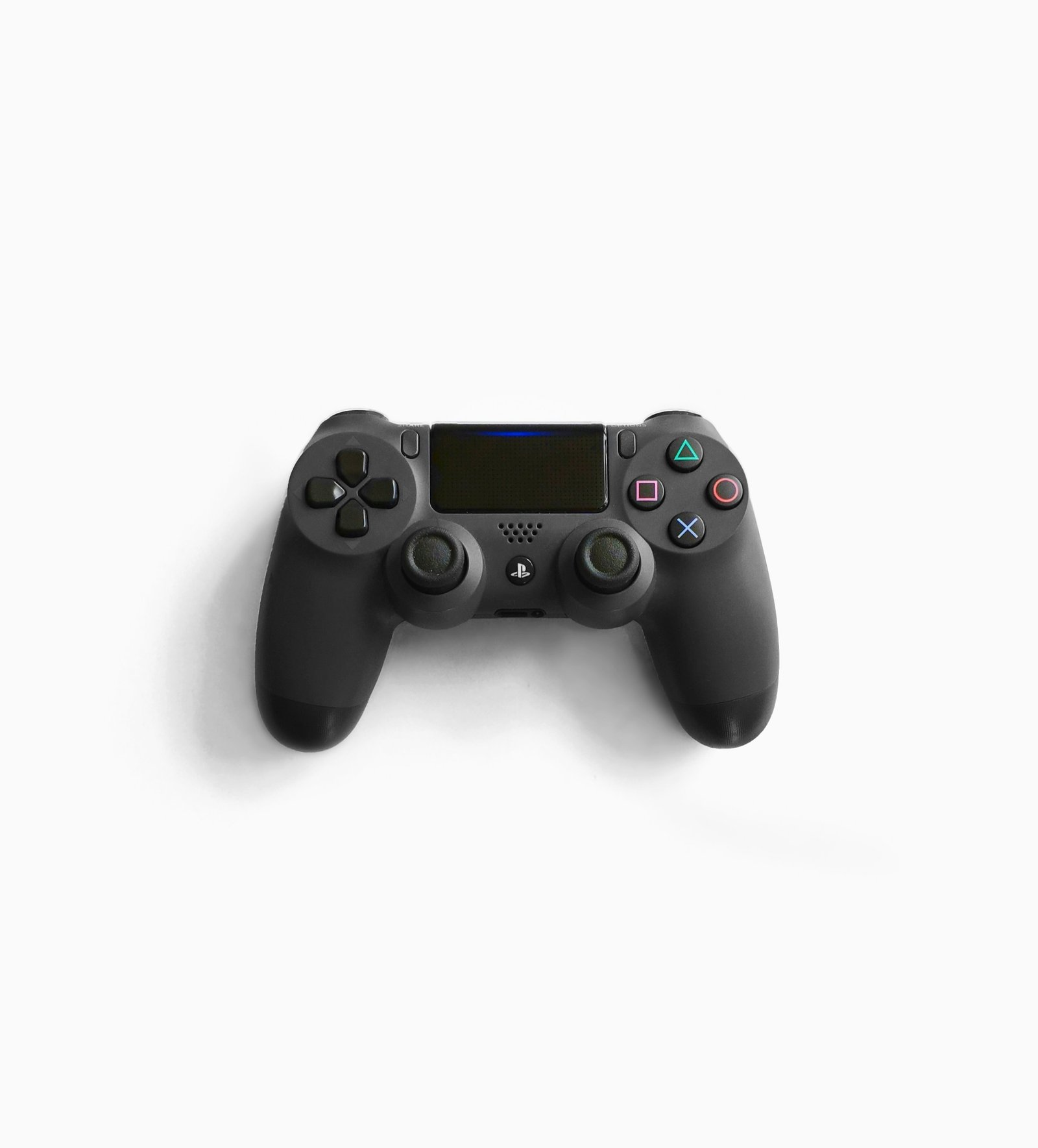 Control de videojuegos negro sobre una superficie