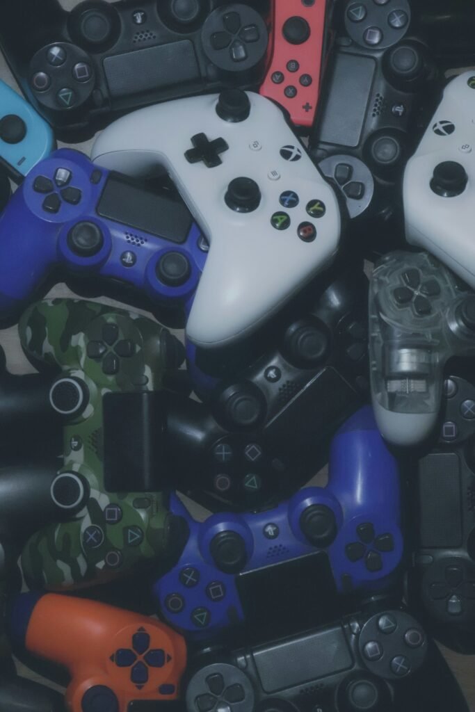Varios controles de videojuegos de distintos colores juntos