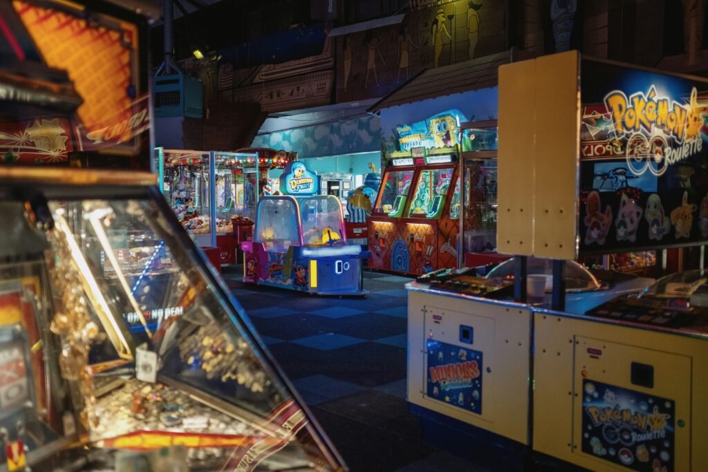 Una fila de máquinas de pinball colocadas una junto a la otra