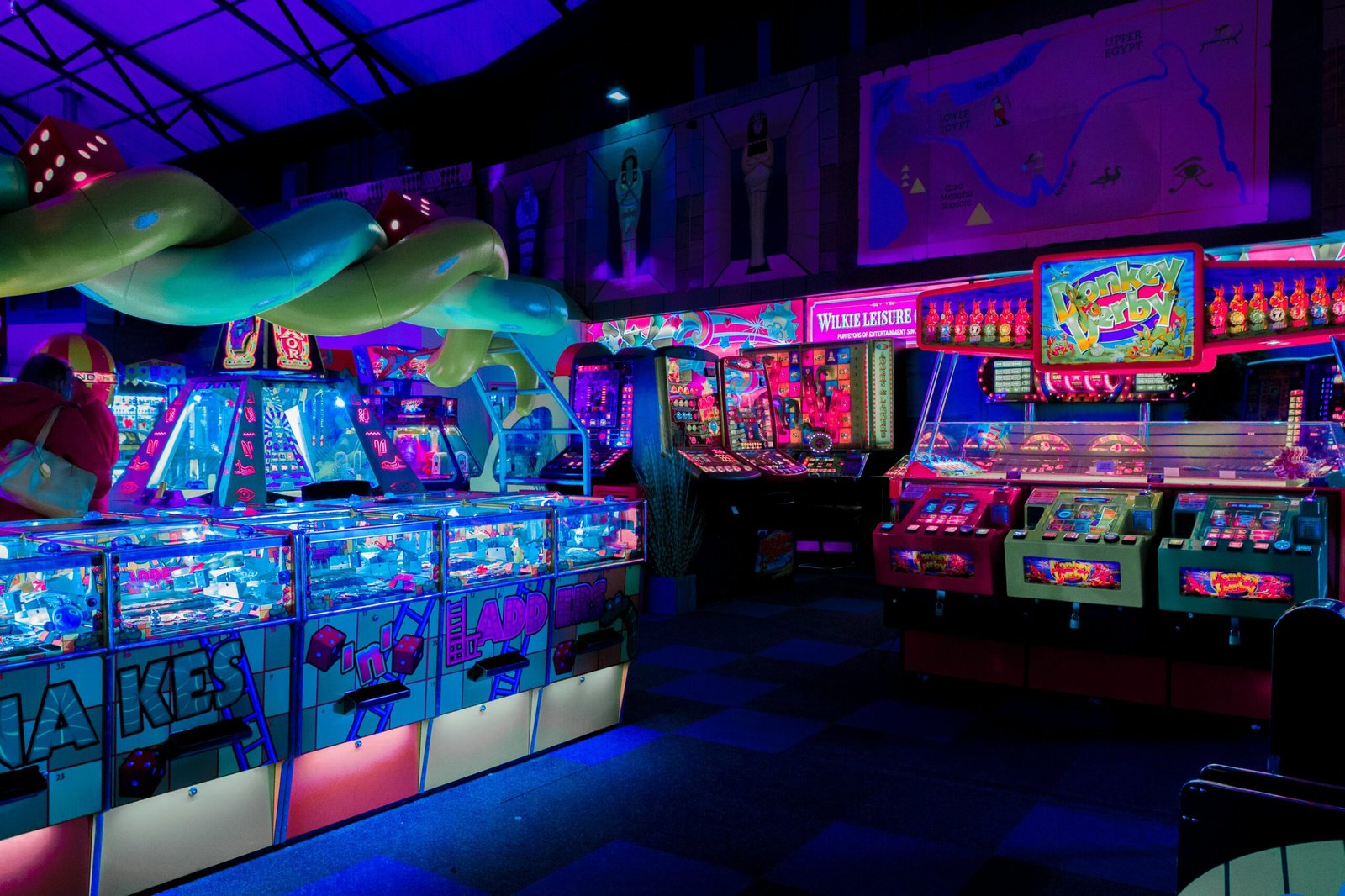 Estación de videojuego arcade en una sala de juegos