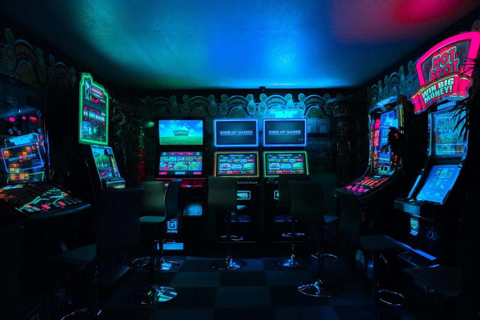 Sala de juegos con varias máquinas arcade alineadas