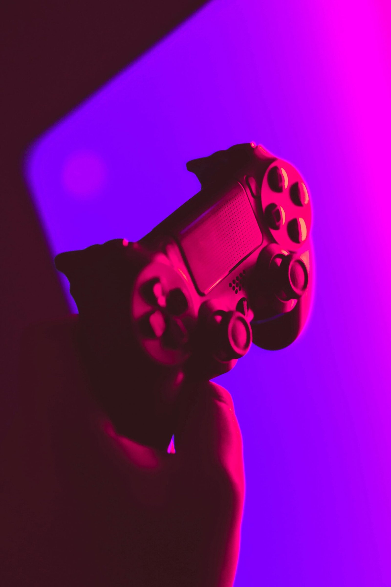 Persona sosteniendo un control de videojuegos negro y gris